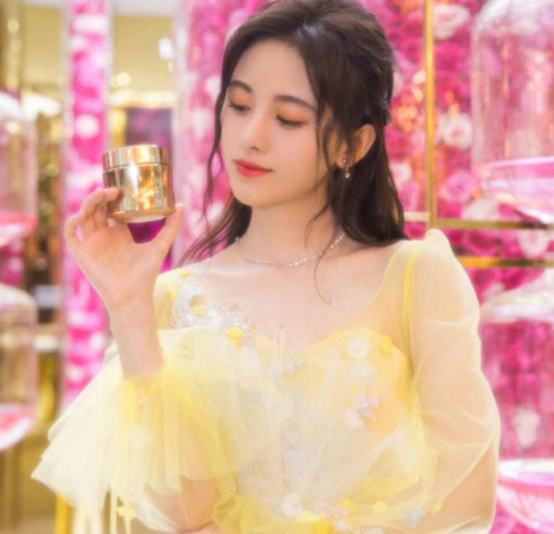 时尚魅力与健康完美融合，最新比基尼美女展示性感魅力风采